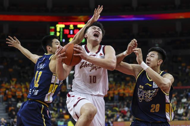 包含赛地聚焦：CBA常规赛今夜热度飙升；多伦多猛龙伤情更新；悬念犹存；训练强度明显提升的词条